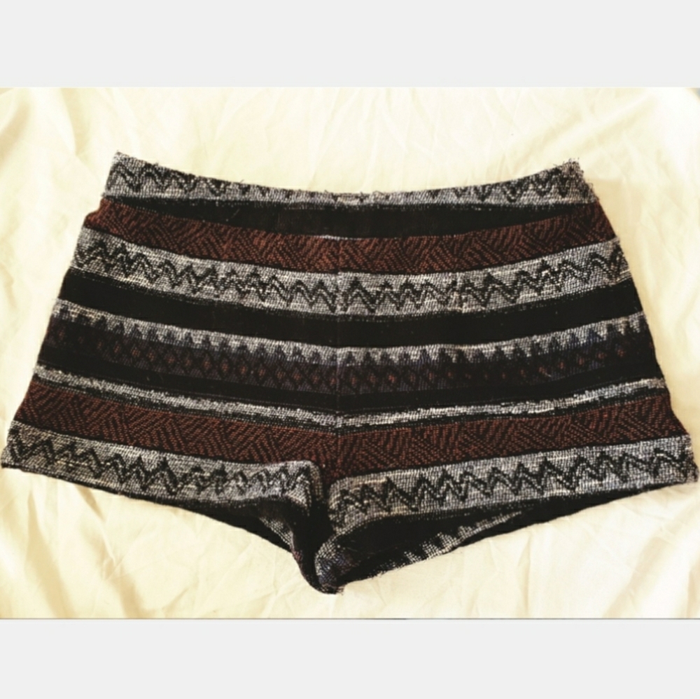Native pattern short